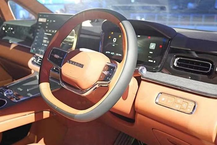 Luxeed Llounge cũng sở hữu đầy đủ các công nghệ thông minh bao gồm hệ thống hỗ trợ lái tiên tiến, trợ lý giọng nói AI và khả năng tương tác kết nối trên nhiều màn hình. Xe còn được trang bị tủ lạnh cỡ lớn, máy tạo oxy, cốp trước đóng/mở điện êm ái...