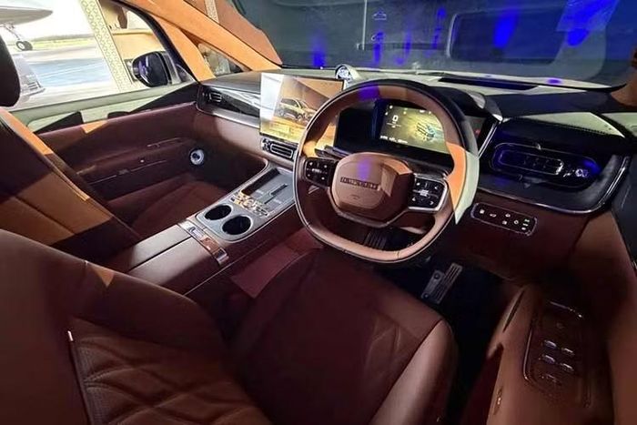Sự hợp tác với tập đoàn công nghệ thể hiện rõ nét qua các tiện nghi được tích hợp trên xe. Hàng ghế thứ hai của xe được thiết kế theo dạng thương gia không trọng lực, tích hợp bệ đỡ chân điều chỉnh điện, tính năng massage, khả năng ngả tối đa 123 độ và đặc biệt có thể xoay 180 độ linh hoạt.