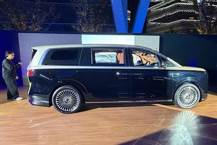 Sự ra đời của mẫu xe MPV hạng sang Luxeed Llounge này cho thấy bước đi chiến lược của các nhà sản xuất Trung Quốc nhằm gia nhập phân khúc xe gia đình cao cấp, nơi thương hiệu Nhật Bản Toyota Alphard đang nắm vị thế quen thuộc tại thị trường châu Á.