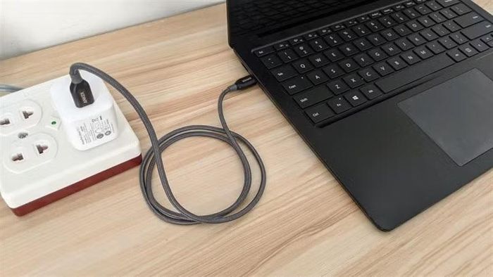 Máy tính để bàn và máy tính xách tay vẫn tiêu hao điện năng khi cắm sạc hoặc duy trì trạng thái chờ, do đó việc tắt hoàn toàn và rút nguồn sau khi sử dụng không chỉ giúp tiết kiệm điện mà còn góp phần bảo vệ linh kiện trước các sự cố điện áp.