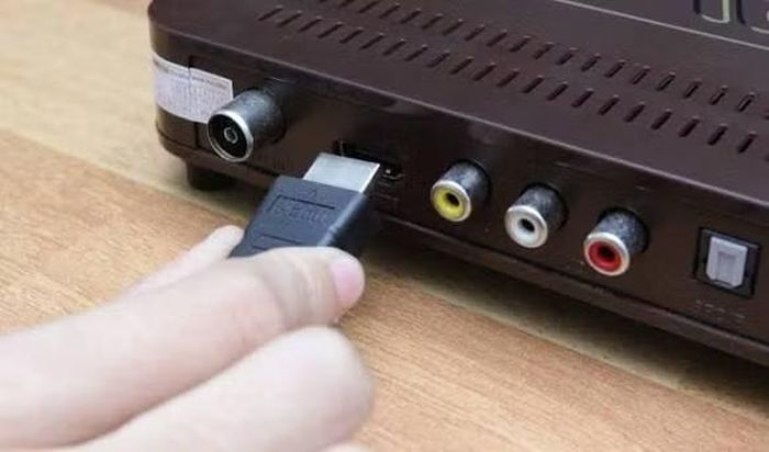 Máy chơi game và đầu thu kỹ thuật số vẫn âm thầm sử dụng điện năng ngay cả khi đang ở chế độ ngủ để tải dữ liệu nền, cập nhật hệ thống và khởi động nhanh, vì vậy nên rút nguồn khi không có nhu cầu sử dụng thường xuyên.