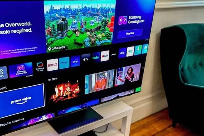 Smart TV vẫn duy trì một lượng điện năng nhất định để sẵn sàng nhận tín hiệu từ điều khiển từ xa, cập nhật phần mềm và duy trì trạng thái chờ, khiến hóa đơn điện tăng lên đáng kể nếu cắm điện liên tục quanh năm.