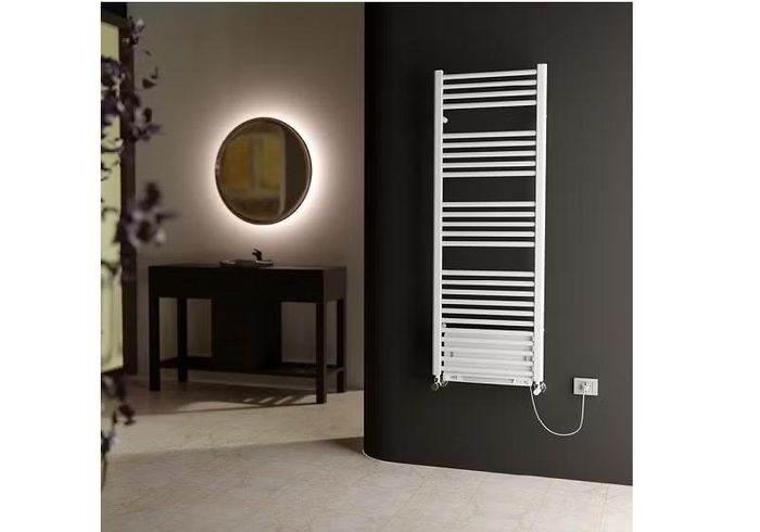 Máy sưởi khăn có thể tiêu thụ tới hàng trăm watt điện khi duy trì nguồn liên tục, đồng thời làm tăng nguy cơ cháy nổ nếu người dùng vô tình phủ kín thiết bị bằng khăn hoặc các vật liệu dễ bắt lửa.