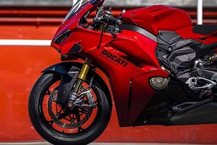 Tính năng Race Brake Control (RBC) tăng cường sự tham gia của bánh sau khi phanh, giúp người lái kiểm soát điểm phanh muộn hơn và ôm cua chính xác hơn. Xe sở hữu gói điện tử và cơ khí hiện đại gồm IMU 6 trục, Race eCBS, heo phanh Brembo Hypure, phuộc Öhlins Smart EC 3.0 (trên bản S) và màn hình TFT 6,9 inch.
