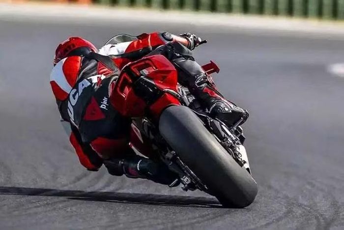 Trong khi đó, Ducati Panigale V4 tiêu chuẩn chỉ có màu đỏ Ducati Red, kết hợp khung màu xám Urban Grey và vành đen. Những trang bị tùy chọn lắp tại nhà máy gồm các gói Front Brake PRO và PRO+, bộ ly hợp khô STM hoặc gác chân điều chỉnh được.