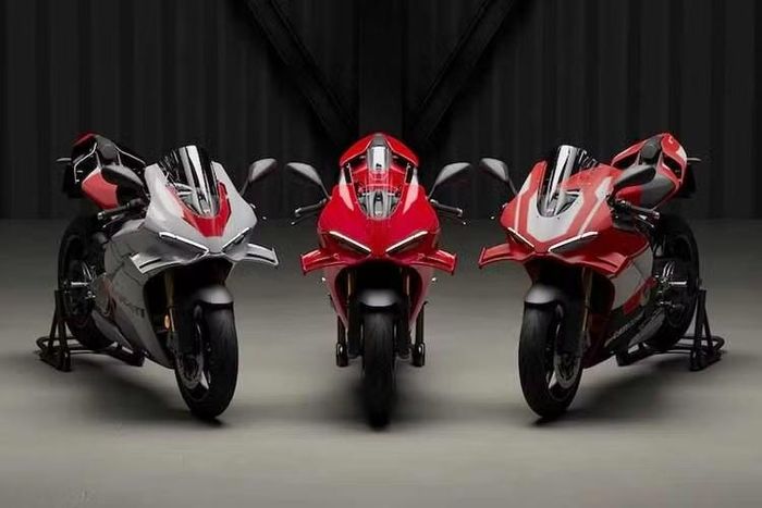 Ducati Panigale V4 2027 mới sẽ có mặt tại các đại lý Ducati ở châu Âu từ tháng 3/2027. Xe sở hữu giá bán từ 29.390-35.890 Euro (tương đương khoảng 852 triệu đến 1,04 tỷ đồng). Dự đoán, mẫu xe này sẽ sớm về Việt nam trong thời gian tới.