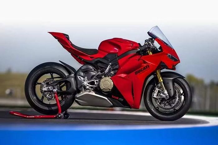 Trái tim của Panigale V4 2027 là khối động cơ Desmosedici Stradale dung tích 1.103cc, mang công nghệ trực tiếp từ trường đua MotoGP. Nhờ tối ưu hóa hệ thống xả, cải tiến họng nạp khí lưu lượng cao và chỉnh lại đường dẫn dầu nhằm giảm ma sát cơ học, công suất tối đa của xe tăng thêm 2 mã lực, đạt 218 mã lực tại 13.500 vòng/phút.