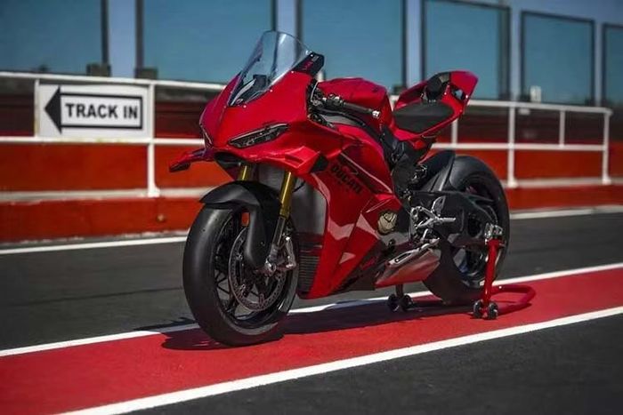 Ducati Panigale V4 phiên bản 2027 được nâng cấp với công suất mạnh hơn đồng thời tinh chỉnh khung gầm, tính khí động học và hệ thống điện tử nhằm cải thiện khả năng vận hành trên đường đua. Tại trường đua Vallelunga ở Ý, mẫu siêu môtô này đã đạt thời gian hoàn thành vòng đua trung bình nhanh hơn 0,4 giây so với phiên bản tiền nhiệm.