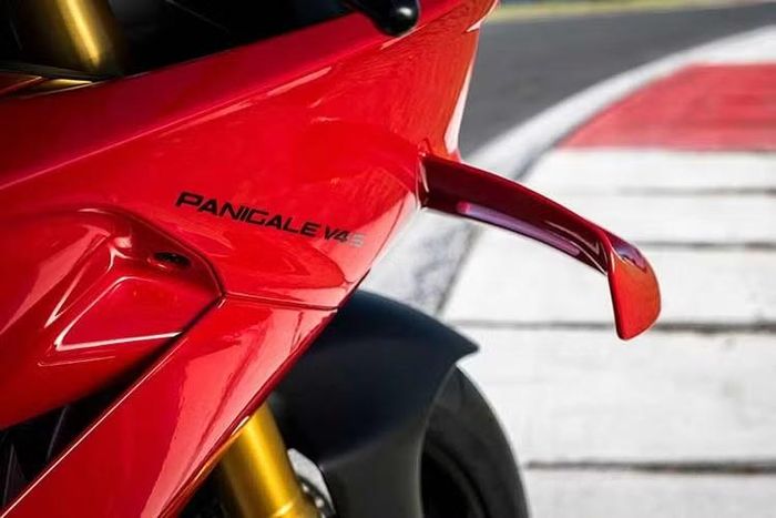 Về chassis, thiết kế khung cổ phốt của Ducati Panigale V4 2027 c ũng đã giảm 12% độ cứng xoắn bên, giúp lốp bám đường tốt hơn ở góc nghiêng lớn, cải thiện cảm giác lái căn góc và cho phép mở ga sớm hơn khi thoát cua.