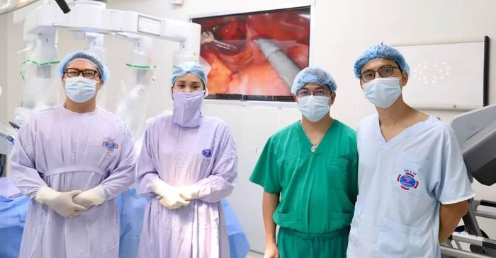 Ê-kíp phẫu thuật cho bệnh nhân - Ảnh BVCC