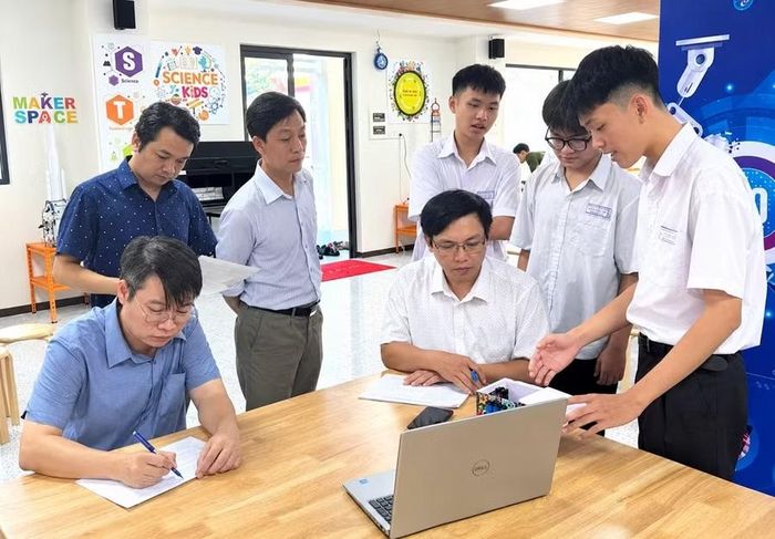 Hoạt động ngoại khóa STEM của tổ Vật lí, Trường THPT chuyên Lê Quý Đôn. Ảnh: ĐVCC
