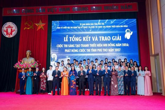 Ban tổ chức Cuộc thi Sáng tạo thanh thiếu niên, nhi đồng tỉnh Phú Thọ năm 2026 chụp ảnh lưu niệm cùng các đội đạt giải.