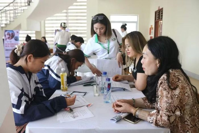 Sinh viên học Trường Cao đẳng Sơn La được giảng viên tư vấn về môn học.