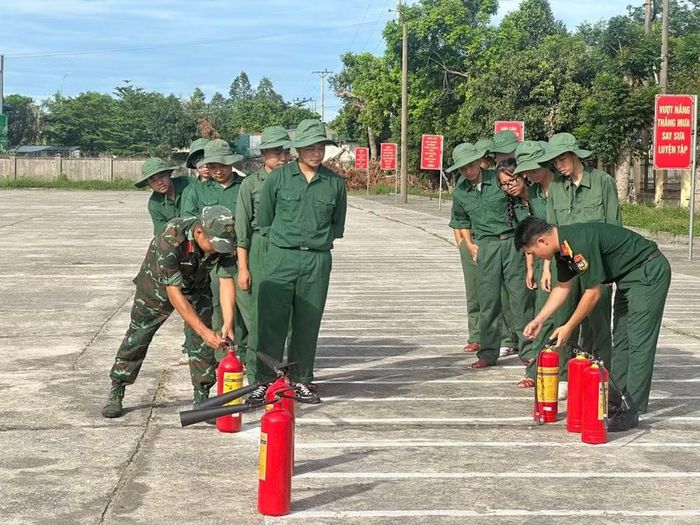  Học viên Trung tâm GDQPAN, Trường Đại học Hồng Đức đang được thực hành phòng cháy chữa cháy. 