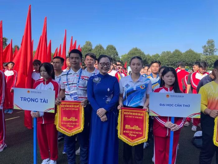 Thứ trưởng Nguyễn Thị Quyên Thanh chụp hình lưu niệm cùng đoàn vận động viên và trọng tài. Ảnh: Hà An.