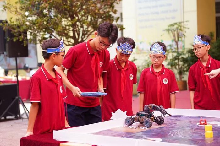 Học sinh Trường tiểu học & THCS Vĩnh Hưng (Hà Nội) trải nghiệm các hoạt động tại Ngày hội Khoa học và Công nghệ. Ảnh: NTCC.