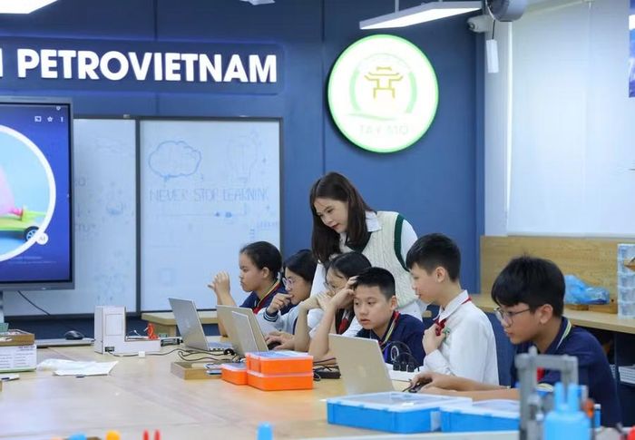 Học sinh Trường THCS Tây Mỗ (Hà Nội) học trong phòng thí nghiệm STEM.