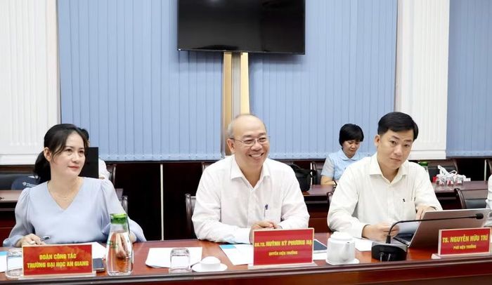 GS.TS Huỳnh Kỳ Phương Hạ (giữa), Quyền Hiệu trưởng Trường Đại học An Giang, làm Trưởng đoàn công tác.