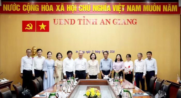 Đại biểu chụp ảnh lưu niệm tại buổi làm việc.