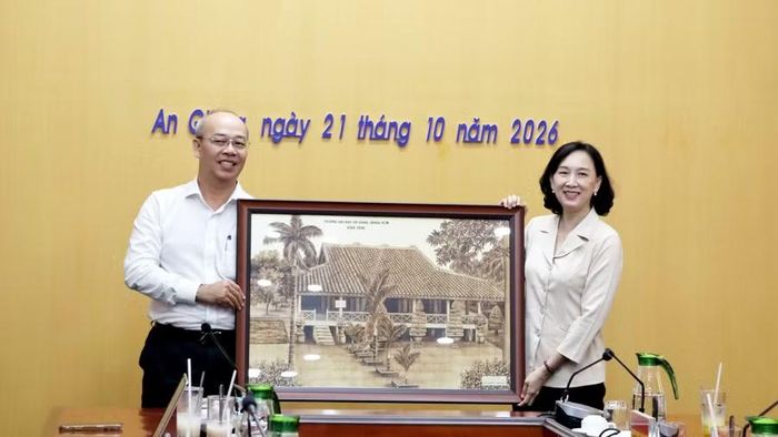 GS.TS Huỳnh Kỳ Phương Hạ, Quyền Hiệu trưởng Trường Đại học An Giang, trao tặng quà lưu niệm lãnh đạo UBND tỉnh An Giang.