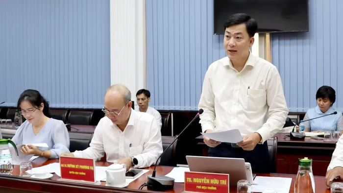 TS Nguyễn Hữu Trí, Phó Hiệu trưởng Trường Đại học An Giang, báo cáo tại buổi làm việc.