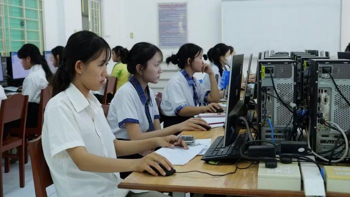 Việc cử người đi học không chỉ nâng cao trình độ cá nhân mà còn tạo thêm mạng lưới hợp tác quốc tế cho nhà trường.