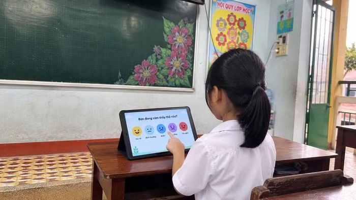 Em Huyền My bày tỏ cảm xúc trước máy tính bảng dùng chung.