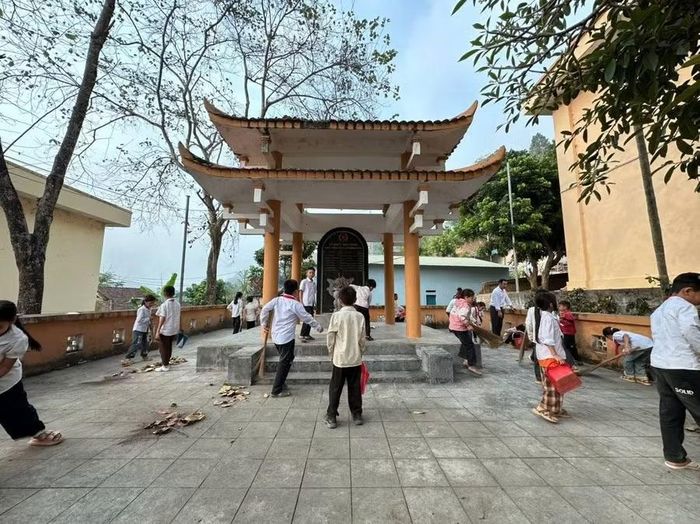 Việc quét dọn, làm vệ sinh các khu vực di tích, bia tưởng niệm Anh hùng Liệt sĩ được thầy trò Trường PTDTBT Tiểu học Mường Pồn duy trì đều đặn vào nhiều dịp trong năm.
