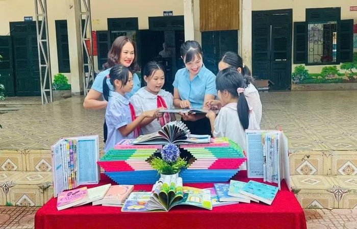 Cô Phạm Thị Nhung (thứ 3 tính từ bên phải) cùng học trò trong một hoạt động trải nghiệm.