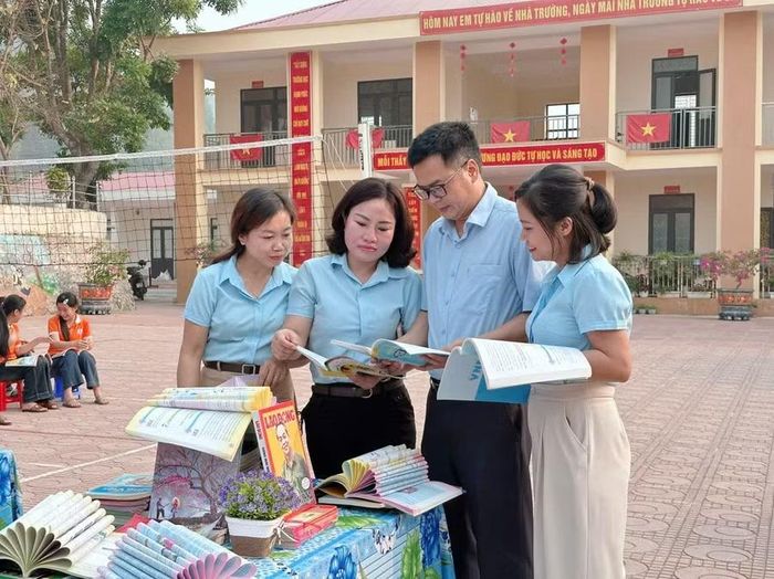 Thầy Ngô Văn Đô - Hiệu trưởng Trường PTDTBT Tiểu học Mường Pồn (thứ 2 tính từ bên phải) cùng giáo viên nhà trường trong Ngày Sách và Văn hóa đọc Việt Nam.