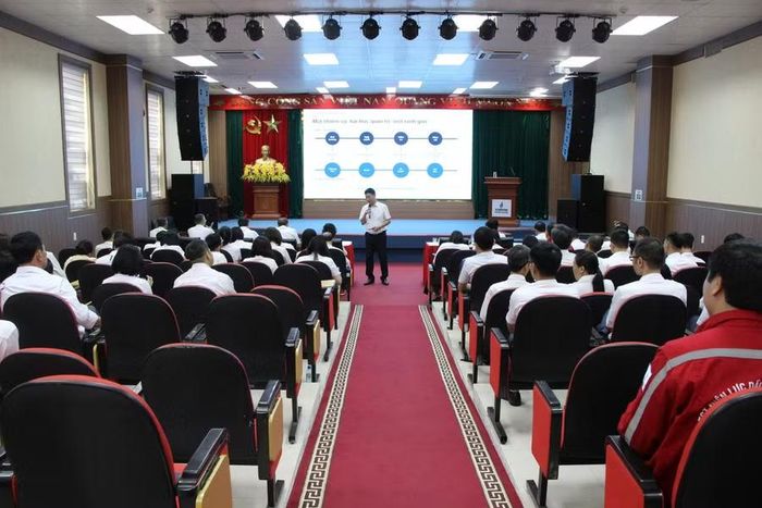 Báo cáo viên trao đổi về phương pháp đổi mới quy trình xử lý công việc trên môi trường số.
