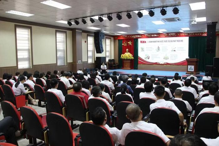 Bà Nguyễn Thị Hoa, Ủy viên Ban Chấp hành Đảng bộ, Phó Chủ nhiệm Thường trực Ủy ban Kiểm tra Đảng ủy Petrovietnam trình bày chuyên đề về quy trình, thủ tục và thẩm quyền trong thực hiện nhiệm vụ kiểm tra, giám sát.