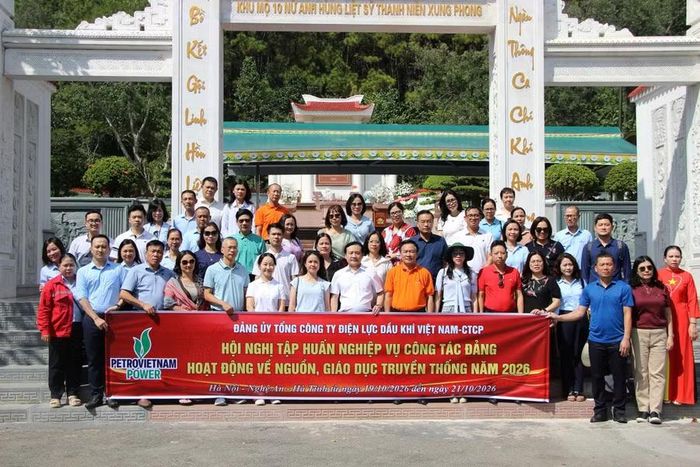 Đoàn chụp ảnh lưu niệm tại Khu mộ 10 nữ anh hùng liệt sĩ thanh niên xung phong Ngã ba Đồng Lộc.