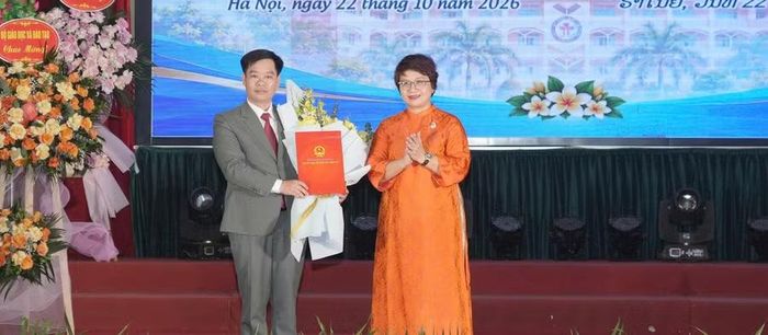 Thừa uỷ quyền của Bộ trưởng Bộ GD&ĐT, bà Nguyễn Thu Thuỷ - Cục trưởng Cục Hợp tác Quốc tế, Bộ GD&ĐT trao quyết định bổ nhiệm Hiệu trưởng Trường Hữu nghị T78 cho ông Khuất Văn Thanh.