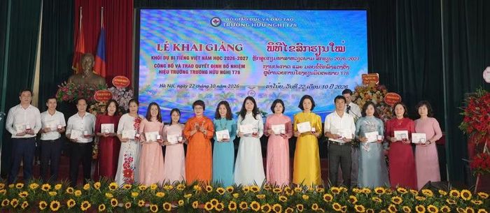 Bà Nguyễn Thu Thuỷ trao Kỷ niệm chương Vì sự nghiệp Giáo dục cho thầy cô Trường Hữu nghị T78.
