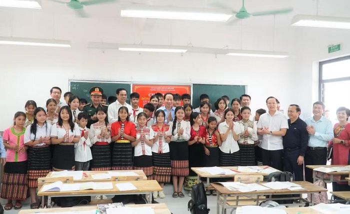 Phó Thủ tướng Lê Tiến Châu cùng đoàn công tác chụp ảnh lưu niệm cùng giáo viên, học sinh Trường Phổ thông nội trú Tiểu học và Trung học cơ sở Môn Sơn, Nghệ An. Ảnh: Hồ Lài