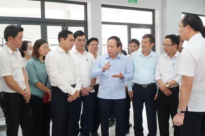 Phó Thủ tướng Lê Tiến Châu nhấn mạnh công tác quản lý và tổ chức nội trú, bán trú cần đảm bảo chất lượng, an toàn. Ảnh: Hồ Lài