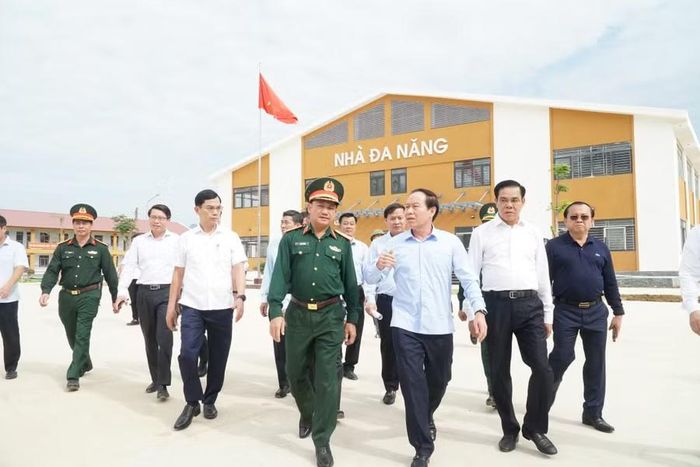 Phó Thủ tướng Lê Tiến Châu cùng đoàn công tác kiểm tra cơ sở vật chất Trường Phổ thông nội trú Tiểu học và Trung học cơ sở Môn Sơn, Nghệ An. Ảnh: Hồ Lài