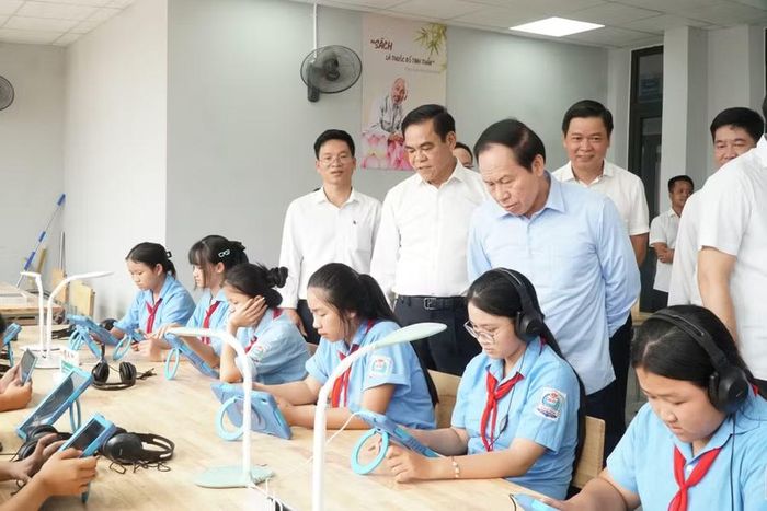 Đoàn công tác thăm thư viện thông minh tại Trường Phổ thông nội trú Tiểu học và THCS Anh Sơn, Nghệ An.
