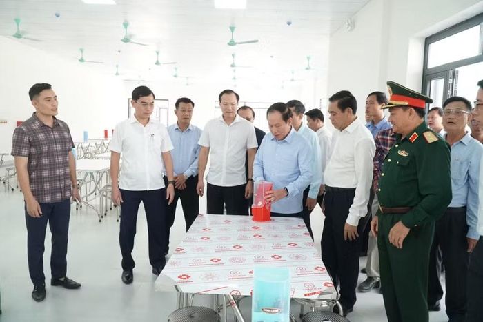 Đoàn công tác kiểm tra nhà ăn học sinh Trường Phổ thông nội trú Tiểu học và THCS Môn Sơn, Nghệ An. Ảnh: Hồ Lài