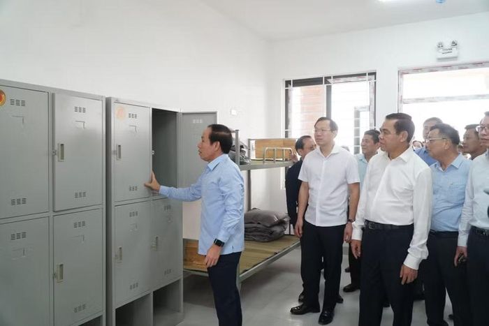 Phó Thủ tướng kiểm tra ký túc xá học sinh Trường Phổ thông nội trú liên cấp Tiểu học và Trung học cơ sở Môn Sơn. Ảnh: Hồ Lài