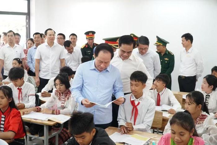 Phó Thủ tướng Lê Tiến Châu cùng đoàn công tác thăm giờ học của cô trò Trường Phổ thông nội trú Tiểu học và THCS Môn Sơn. Ảnh; Hồ Lài