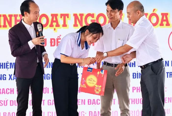 TS Huỳnh Anh Bình trong một hoạt động xã hội với sự phối hợp của các đoàn thể chức năng.