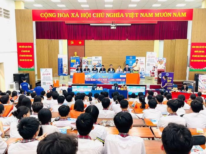 Chương trình Tư vấn hướng nghiệp " Hiểu mình - Hiểu nghề- sáng tương lai" do diễn giả, TS Huỳnh Anh BÌnh triển khai luôn thu hút rất đông các Trường ĐH- CĐ tham gia đồng hành tư vấn.