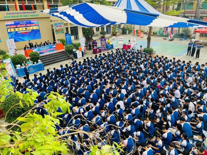 Diễn giả, TS Huỳnh Anh Bình trong một chương trình tư vấn hướng nghiệp cho hơn 1.500 học sinh Trường THPT Lý Thường Kiệt, TPHCM.