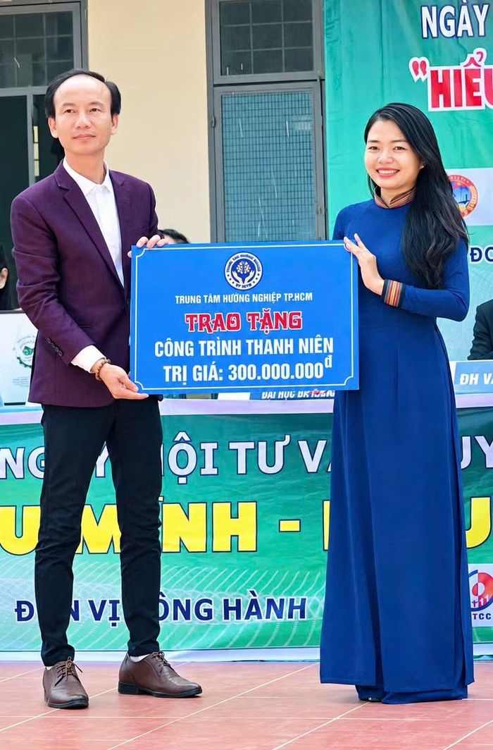 TS Huỳnh Anh Bình trao phần quà ý nghĩa cho một đơn vị.