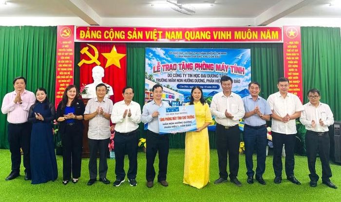 Lãnh đạo Tin học Đại Dương trao tặng biển tượng trưng phòng máy tính cho Trường Mầm non Hướng Dương.