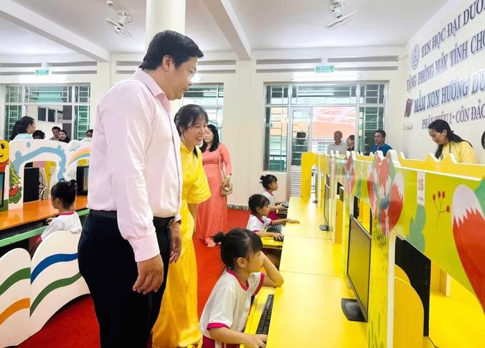 Phòng máy tính được trang bị khang trang, hiện đại.