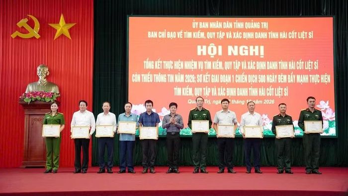 UBND tỉnh Quảng Trị tặng Bằng khen cho 10 tập thể và 20 cá nhân.