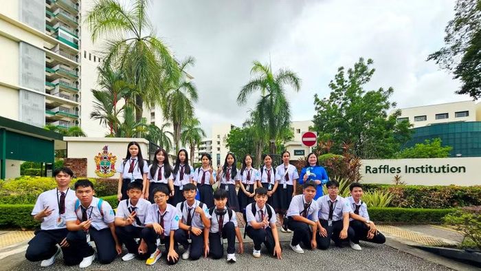 Các em học sinh Trường THCS Nguyễn Tri Phương giao lưu tại Trường Raffles - Singapore.